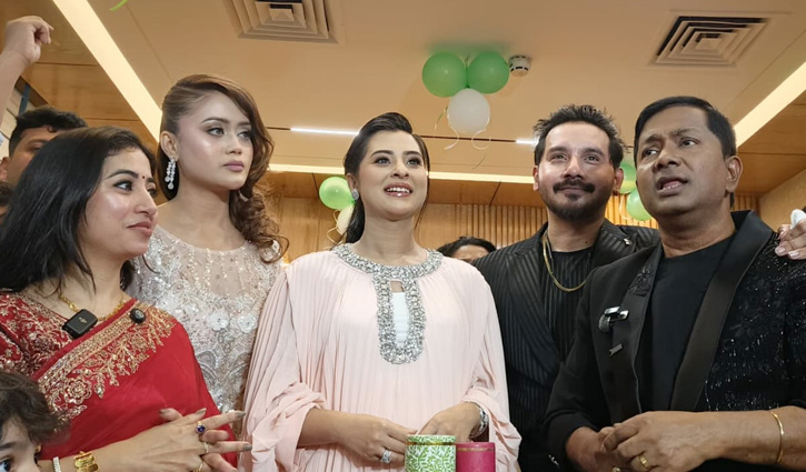 ‘ন্যাচারালস বাই রাখি’র নতুন শোরুম উদ্বোধন করেন বুবলী-গৌতম-বারিশ